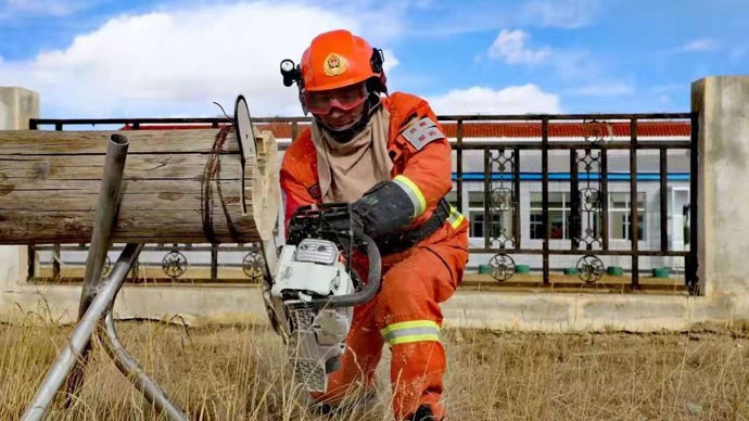 我公司技術人員在蘭州市消防特勤大隊為消防官兵現(xiàn)場顯示、培訓我公司所供設備