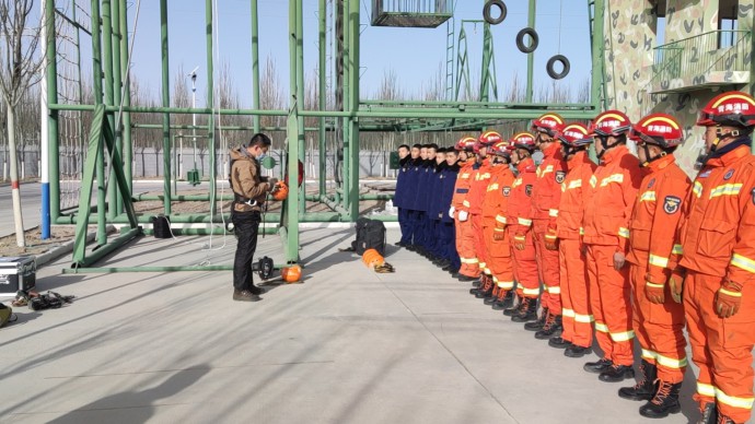 走進消防基層，開展裝備學習